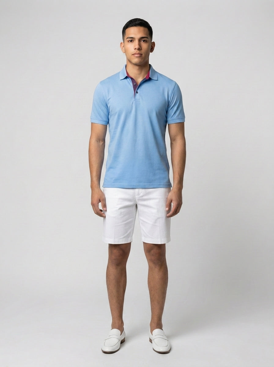 Caballero con polo azul cielo de placket magenta y bermuda blanca para personal de alberca de resort.