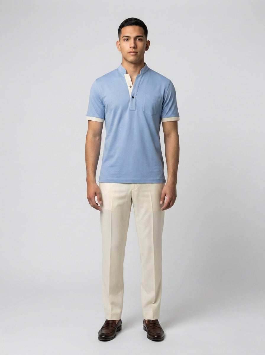 Caballero con polo cuello mao azul cielo de vivo crema y pantalón crema, para personal de resort.