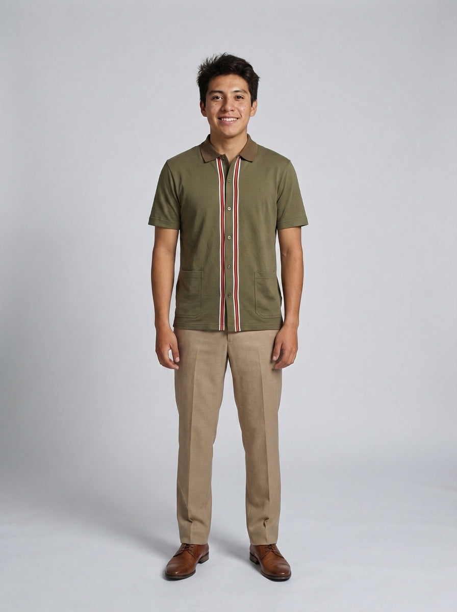 Camisa polo verde olivo de manga corta con franja central a rayas y bolsillos, para personal de resort.