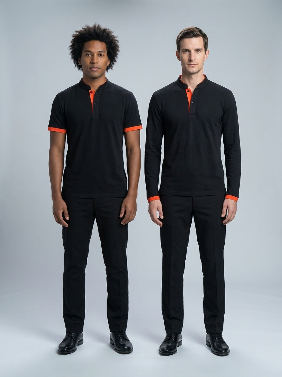 Dos caballeros con polo negro de cuello mao y vivo naranja, manga corta y manga larga, para resort.