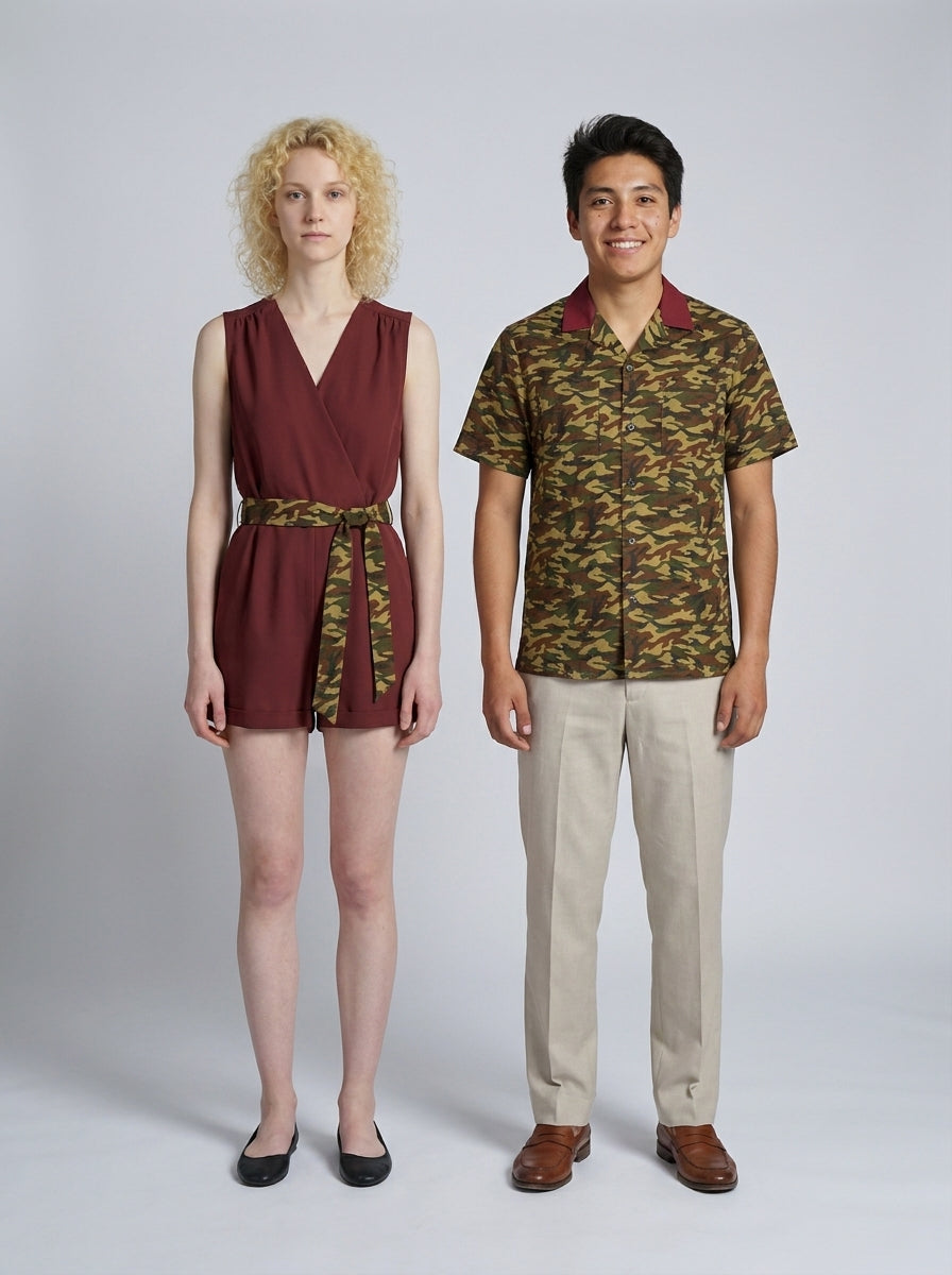 Dama con romper vino de faja camuflaje y caballero con camisa camuflaje de cuello vino para personal de alberca de resort.