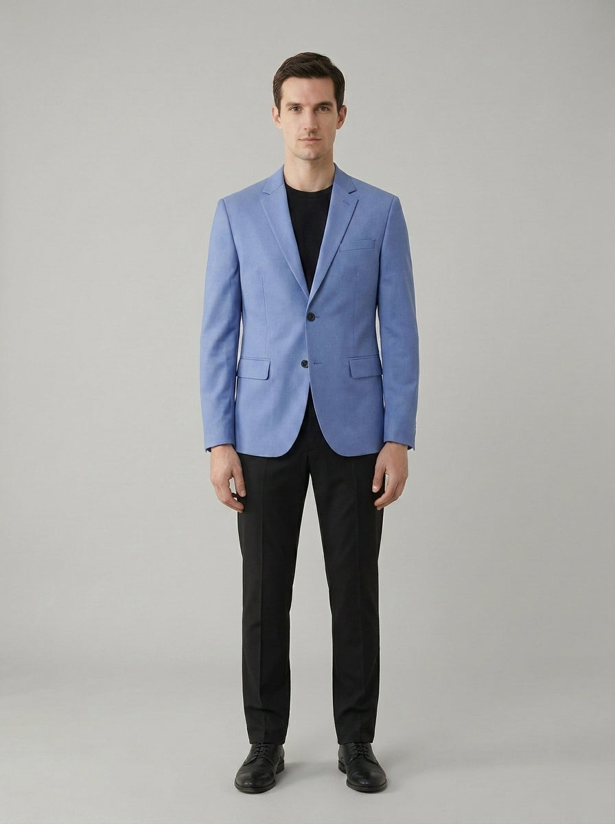 Caballero con saco azul claro de dos botones sobre playera negra y pantalón negro para seguridad de hotel y casino.