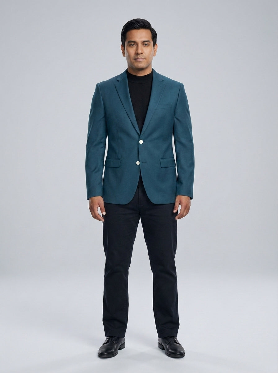 Caballero con saco azul petróleo sobre suéter de cuello alto negro y pantalón negro para seguridad de hotel y casino.