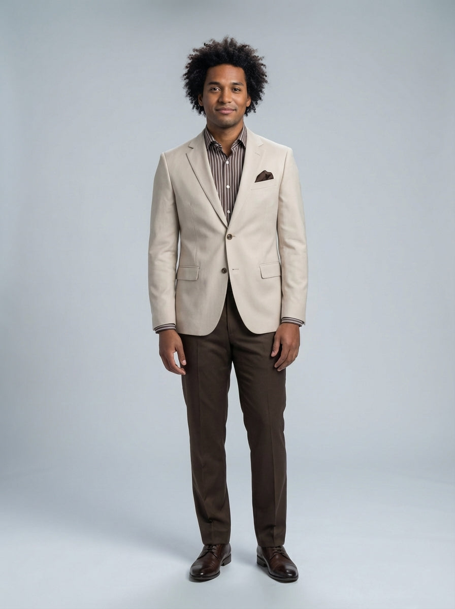 Caballero con saco beige de dos botones sobre camisa de rayas y pantalón café para mesero de restaurante.