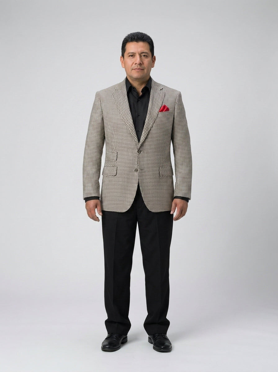 Caballero con saco beige pata de gallo sobre camisa negra con pañuelo rojo y pantalón negro, para resort.