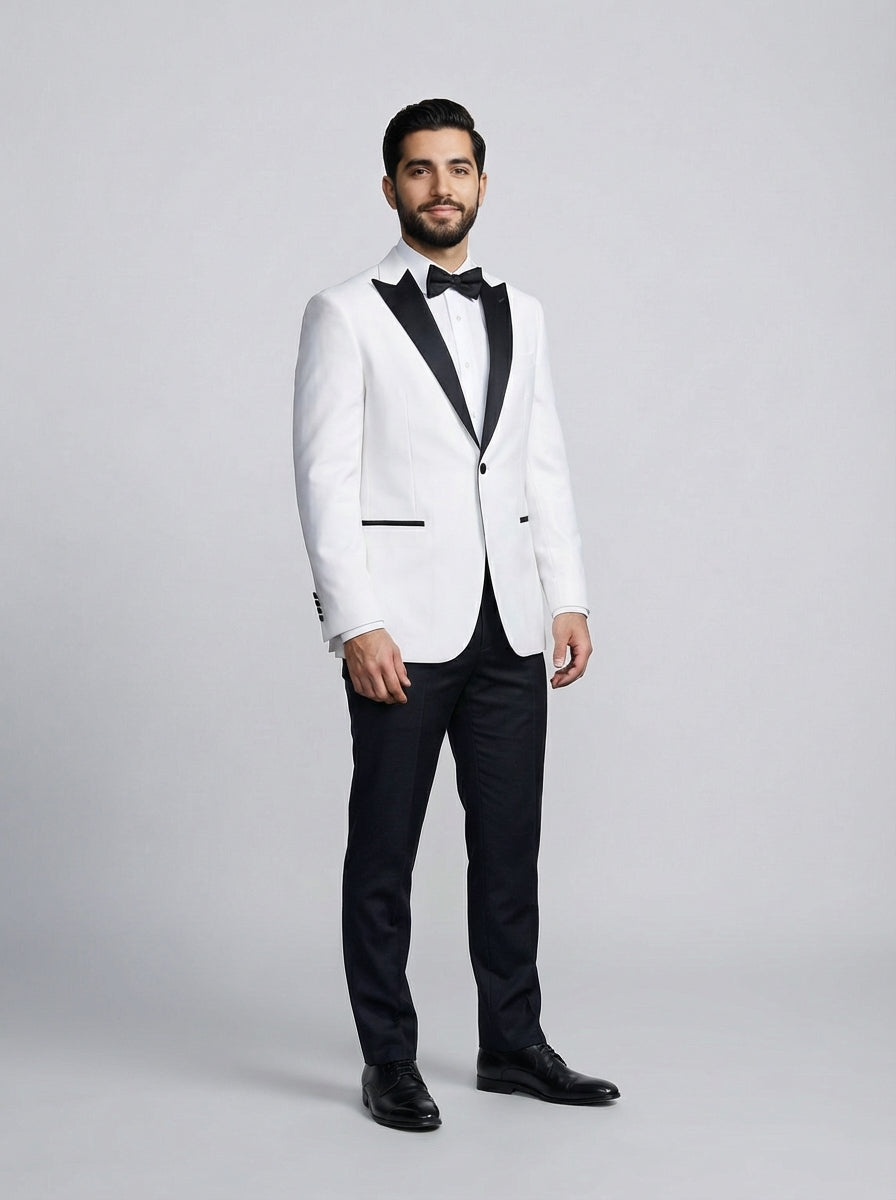 Caballero con saco blanco de esmoquin de solapa negra y moño negro sobre camisa blanca para mesero de restaurante.