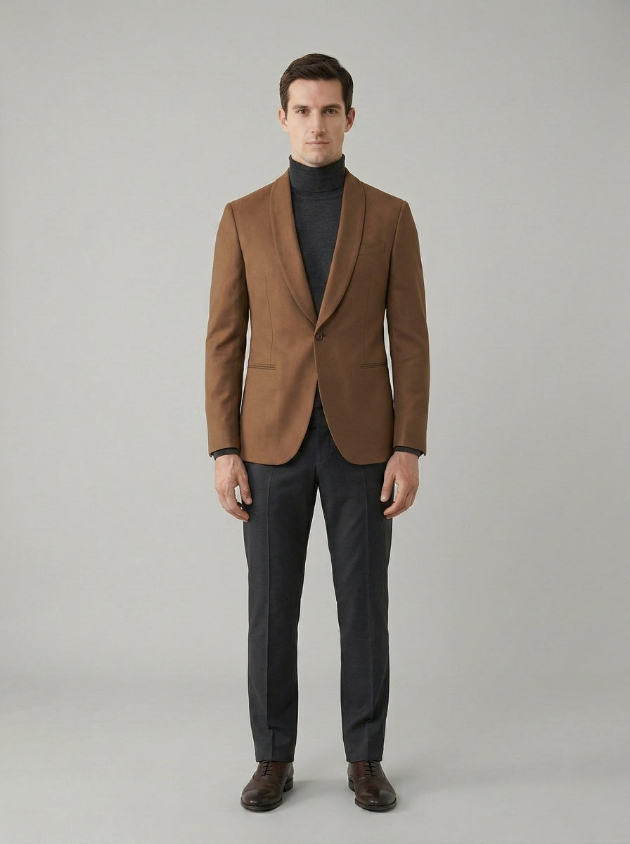 Caballero con saco café de solapa de chal sobre suéter gris oscuro y pantalón gris para seguridad de hotel y casino.