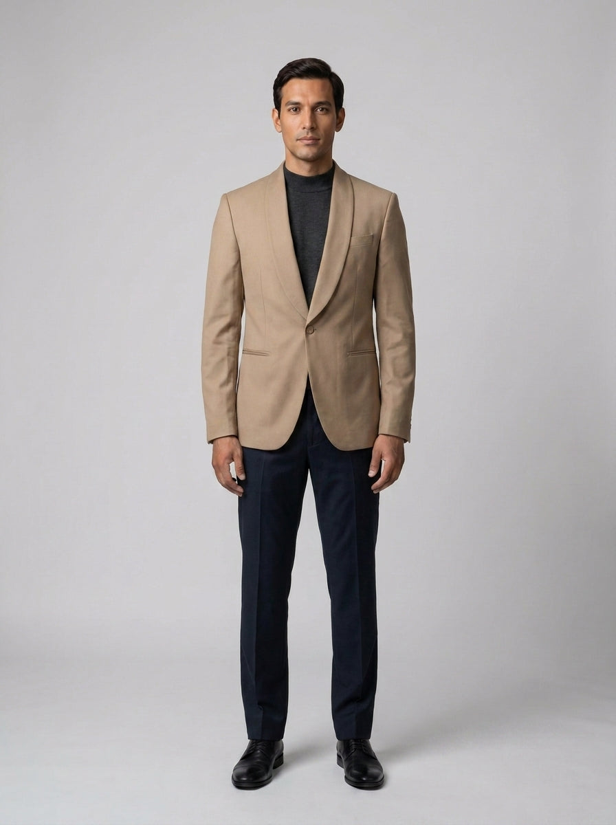 Caballero con saco camel de solapa de chal sobre suéter gris y pantalón azul marino para seguridad de hotel y casino.
