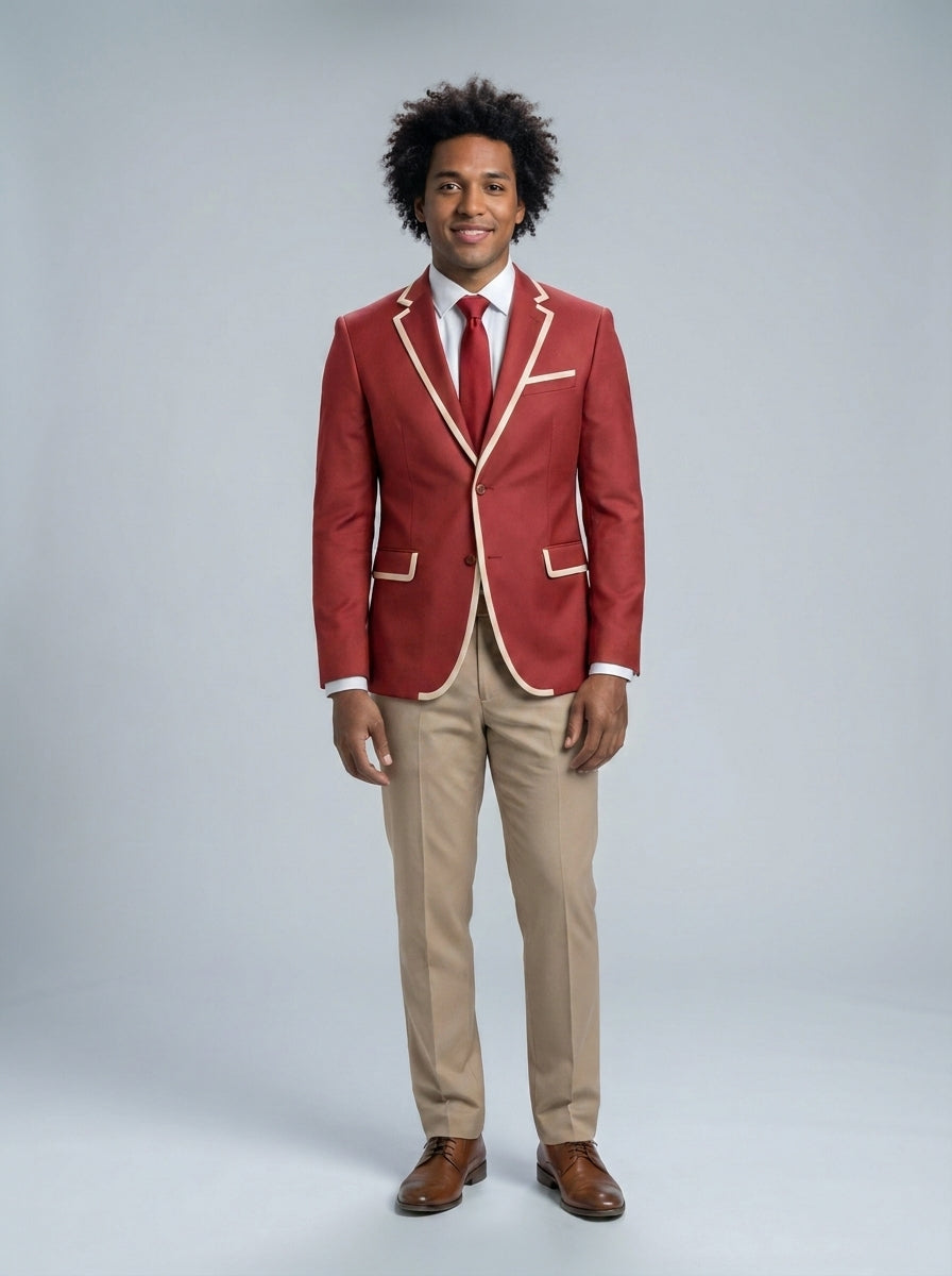 Caballero con saco rojo ladrillo de ribete beige, camisa blanca y pantalón beige, para recepción de resort.
