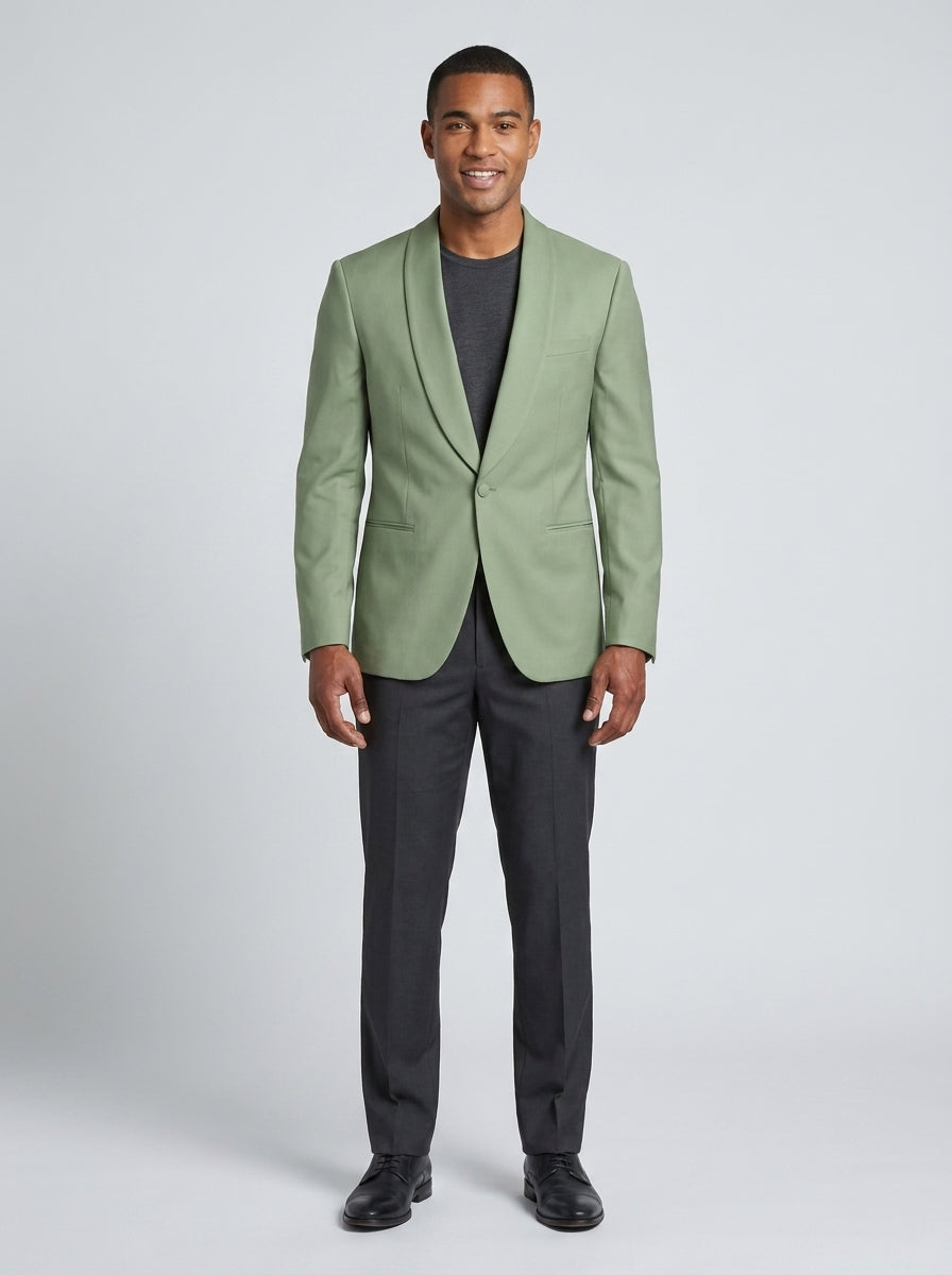 Caballero con saco verde salvia de solapa de chal sobre playera gris y pantalón gris para seguridad de hotel y casino.
