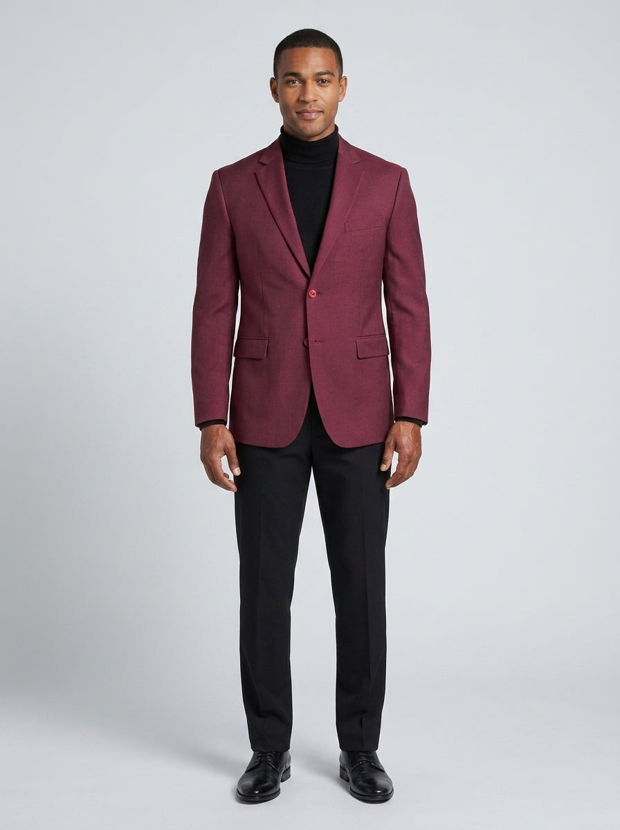 Caballero con saco color vino sobre suéter de cuello alto negro y pantalón negro para seguridad de casino.