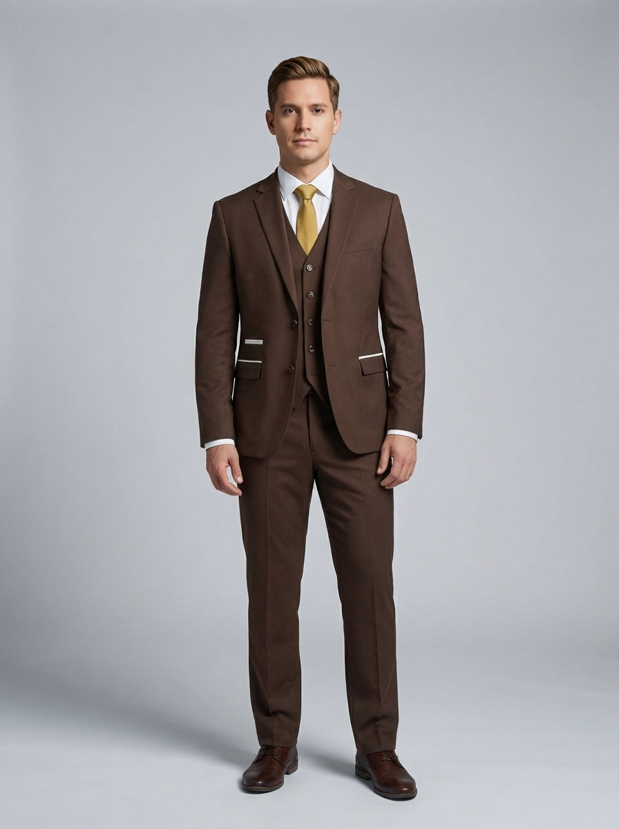 Caballero con traje café de tres piezas y chaleco a tono sobre camisa blanca con corbata dorada para mesero de restaurante.