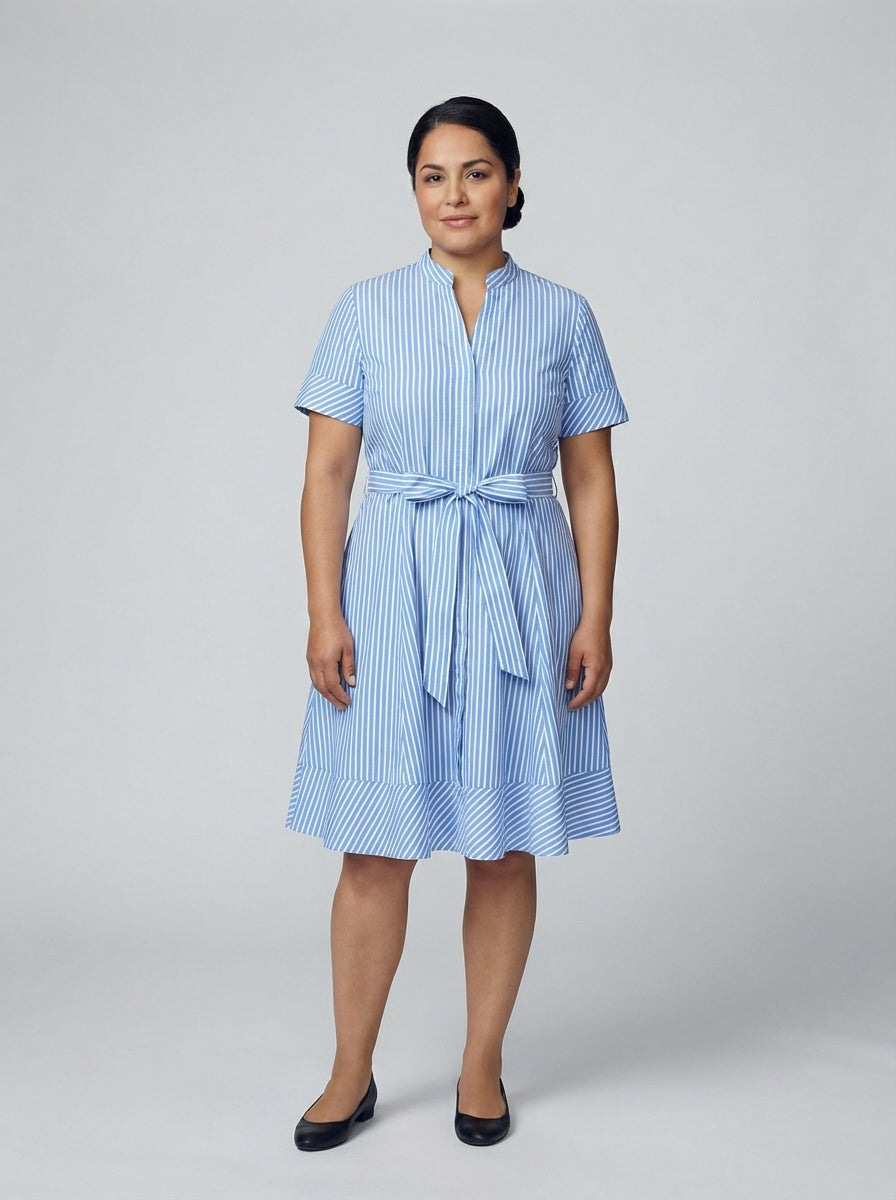 Dama con vestido camisero a rayas azul y blanco de cuello mao y cinturón lazado para anfitriona de restaurante.