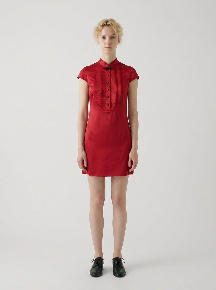 Dama con vestido corto rojo de satén y cuello mao estilo qipao para anfitriona de restaurante asiático.